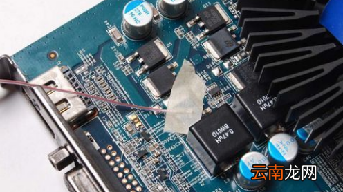 可以單獨(dú)用以個(gè)電源給顯卡供電