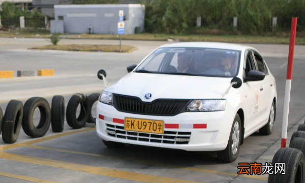 科二考試中停車扣分標(biāo)準(zhǔn)，科目二考試時(shí)中途下車會(huì)怎樣處罰