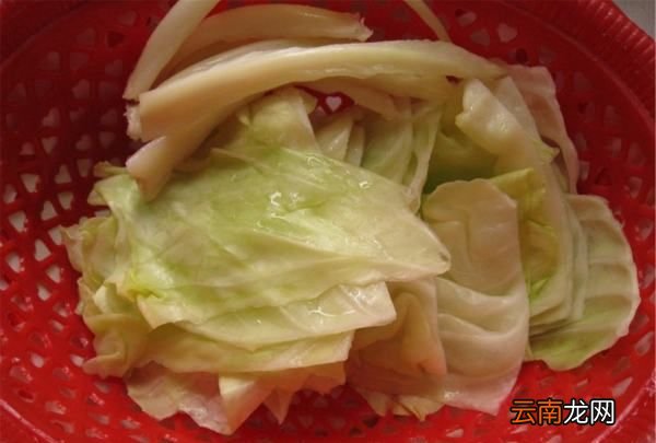 卷心菜怎么做咸菜，包菜芹菜腌制咸菜的做法