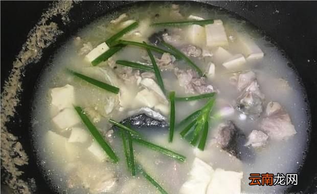 濃香豆腐魚(yú)頭湯的家常做法